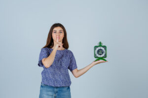 Frau präsentiert ein Symbol für Hinweisgeberschutz