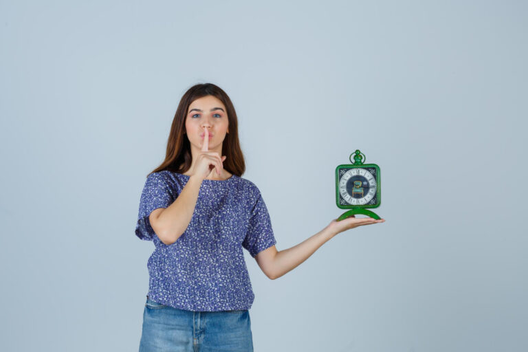 Frau präsentiert ein Symbol für Hinweisgeberschutz